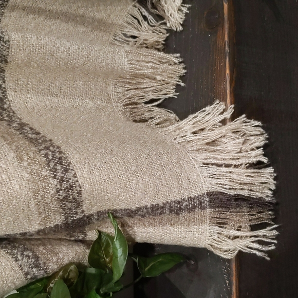 Roots beige and grey plaid poncho, o/s. - Picture 4 of 4